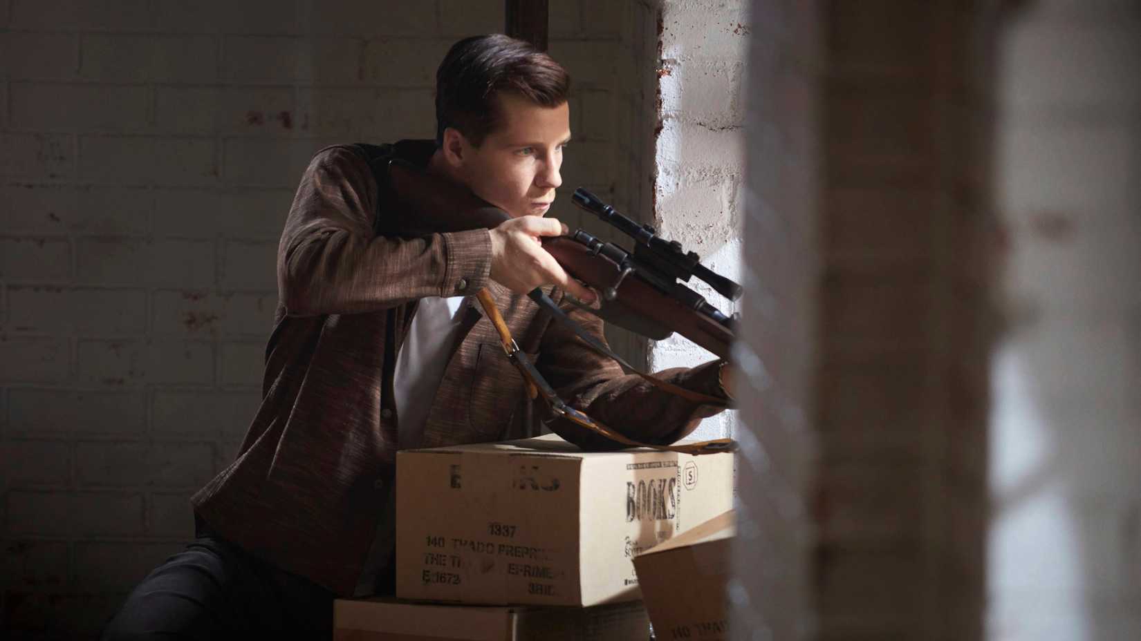 Lee Harvey Oswald with gun before assassination in 11.22.63