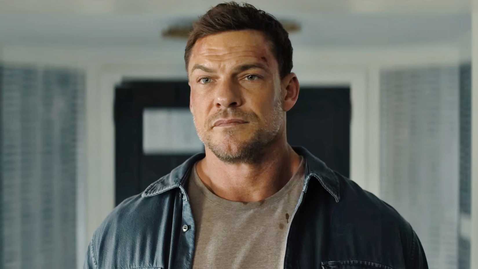 Alan Ritchson’s Jack Reacher giving a cold stare in Reacher season 4