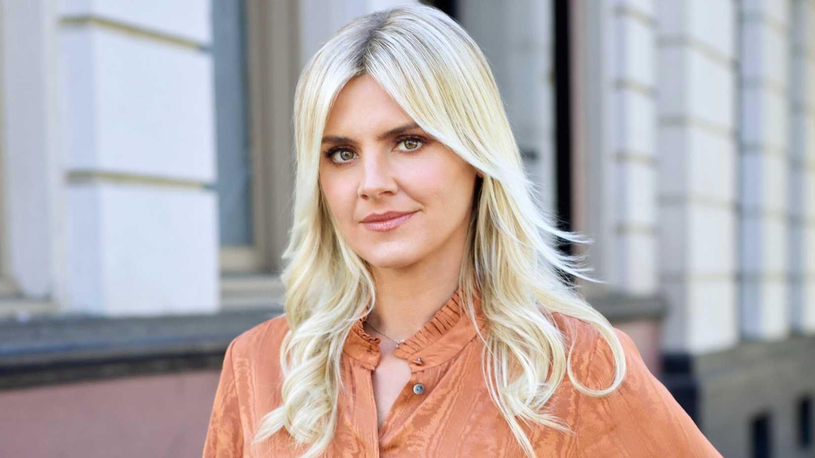 Eliza Coupe Pivoting(1)