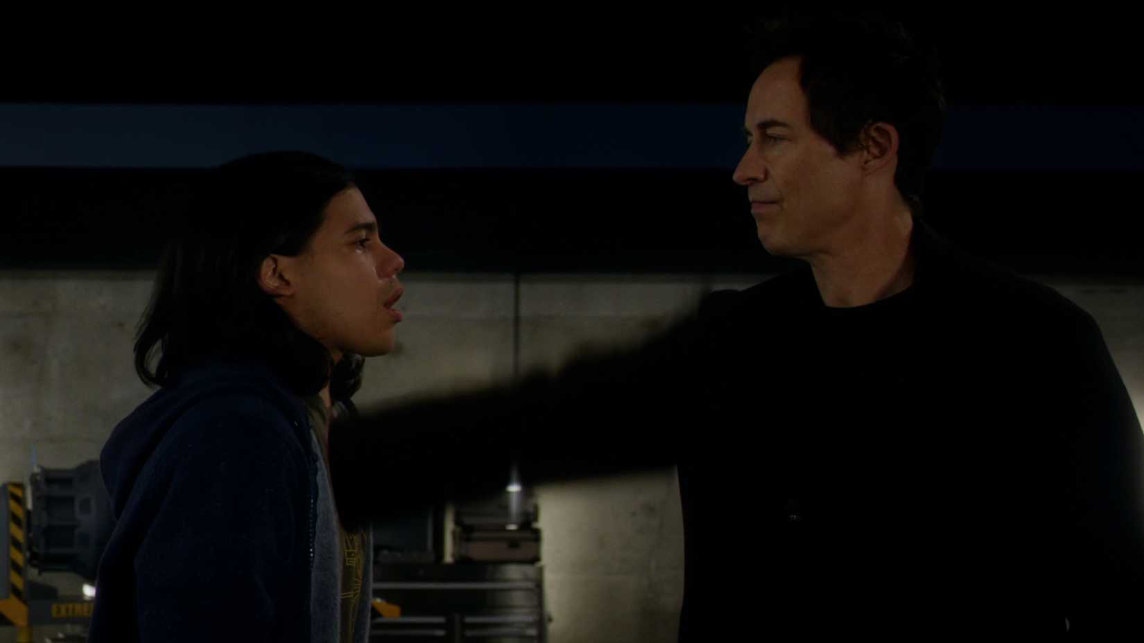 Eobard Thawne shoves his hand into the chest of Cisco Ramon in The Flash season 1, episode 15, "Out of Time"