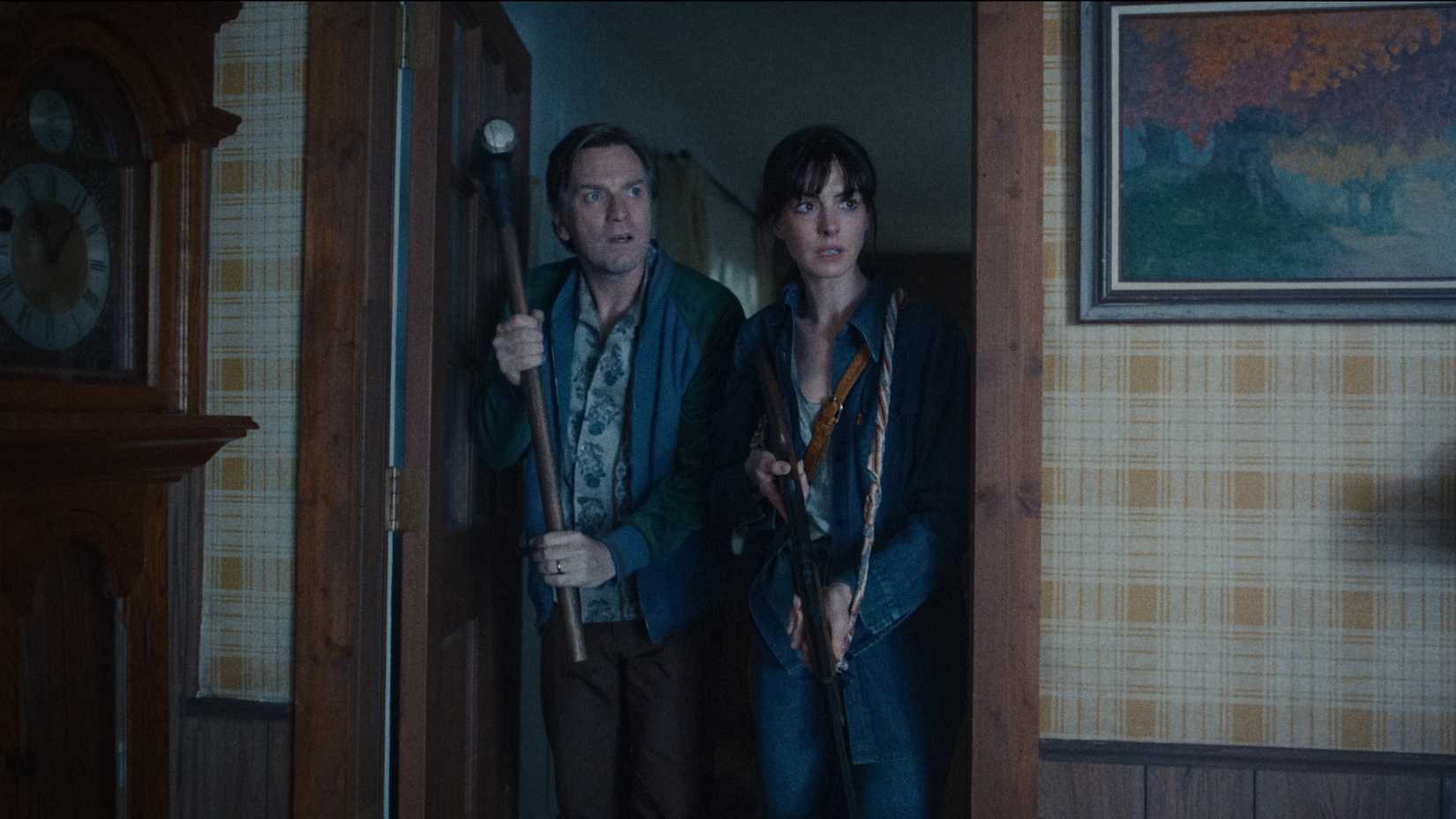 Ewan McGregor As Greg And Anne Hathwaya As Denise Holding Weapons In A Dark House In The End Of Oak Street
