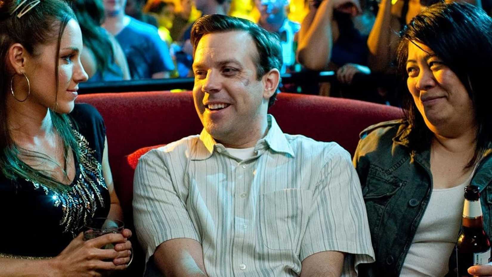 Jason Sudeikis talks to two women in Hall Pass