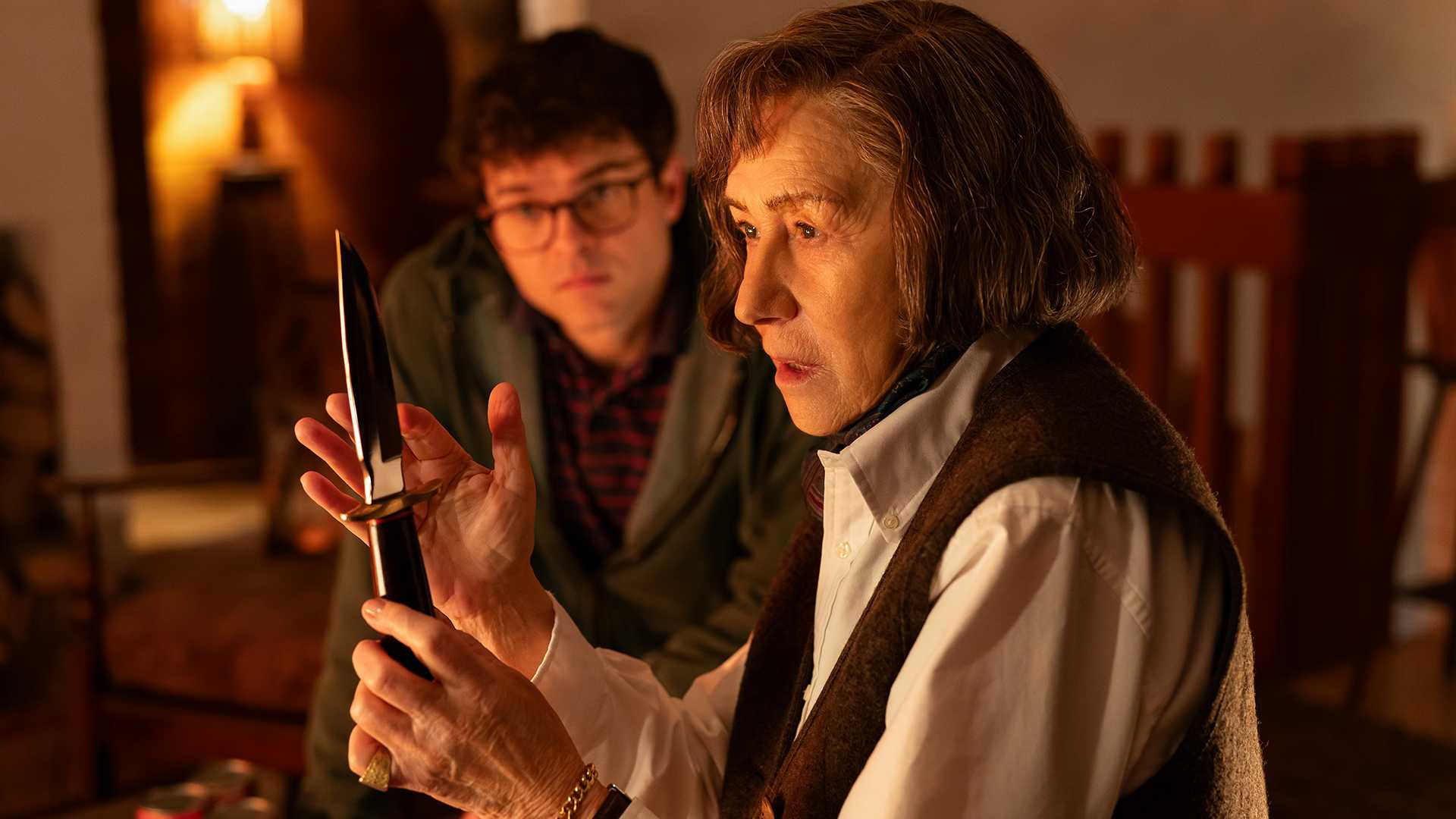 Helen Mirren y Alden Ehrenreich en UN TALENTO PARA EL ASESINATO Cortesía de Bleecker Street y LD Entertainment