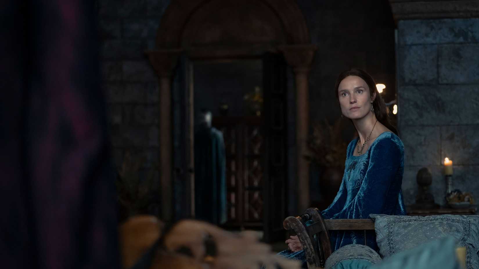 Jeyne Arryn (Amanda Collin) sitting on her throne and looking surprised in House of the Dragon.