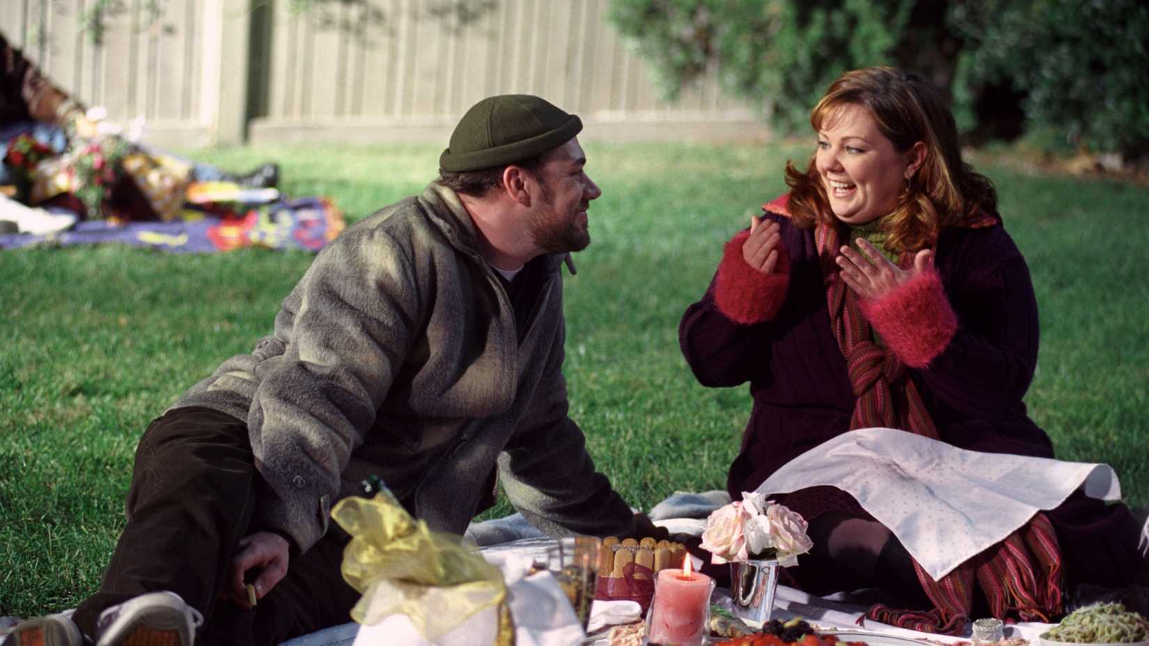 Jackson (Jackson Douglas) and Sookie (Melissa McCarthy) enjoying a picnic in Gilmore Girls season 2