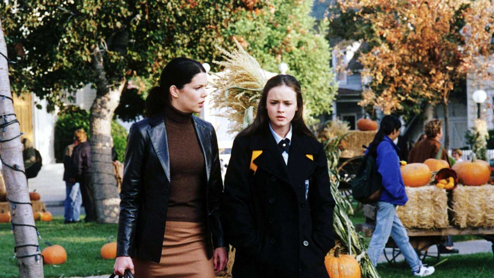 Lorelai and Rory in Stars Hollow's autumnal town sqaure in Gilmore Girls season 1