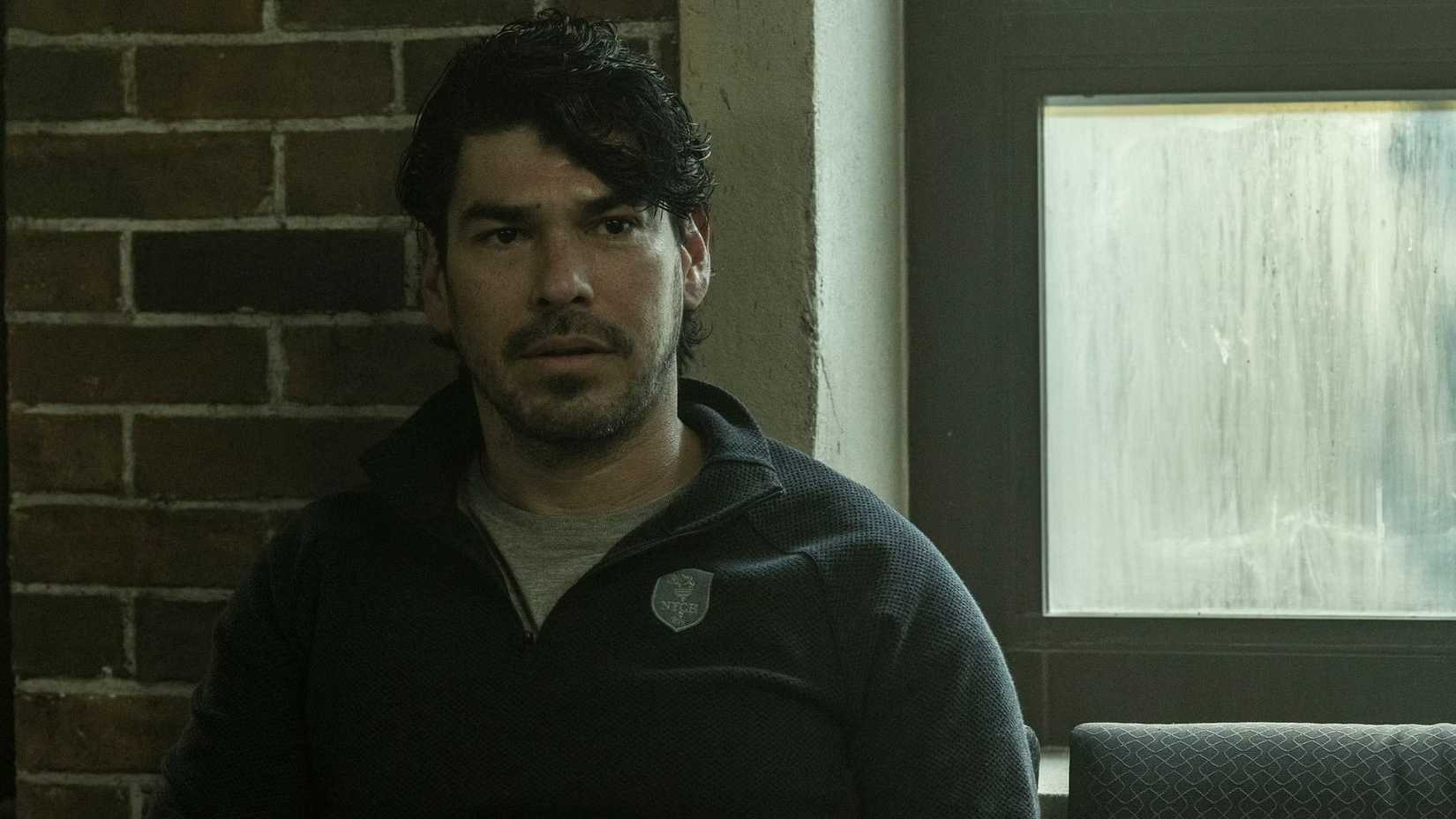 Raúl Castillo as Luis in The Walking Dead: Dead City looking slightly concerned