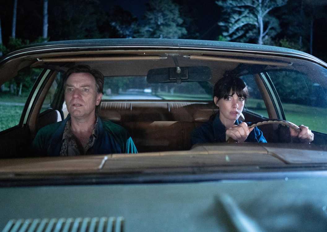 Anne Hathaway and Ewan McGregor in The End Of Oak Street