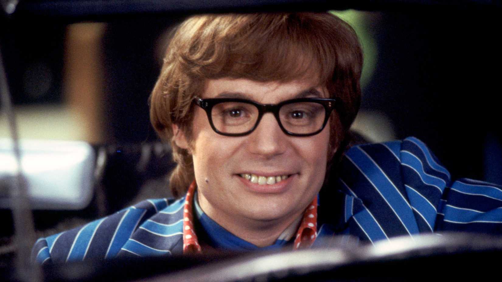 Mike Myers smiling at the camera in Austin Powers