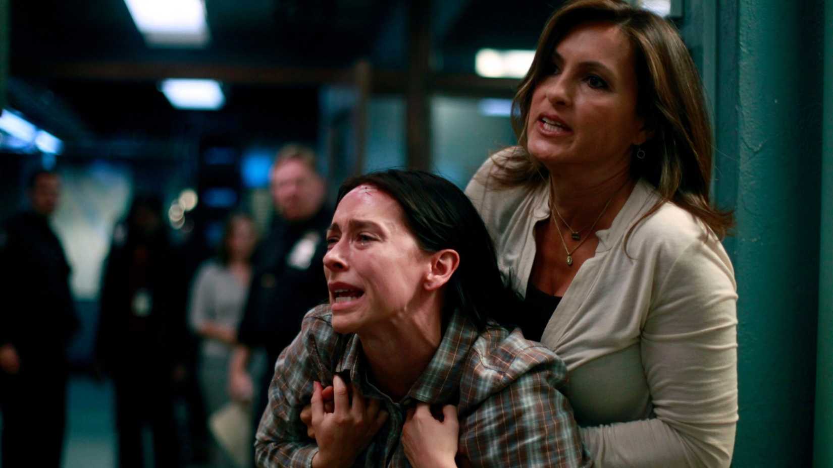 Mariska Hargitay restraining Jennifer Love Hewitt in Law & Order: SVU season 12, episode 4