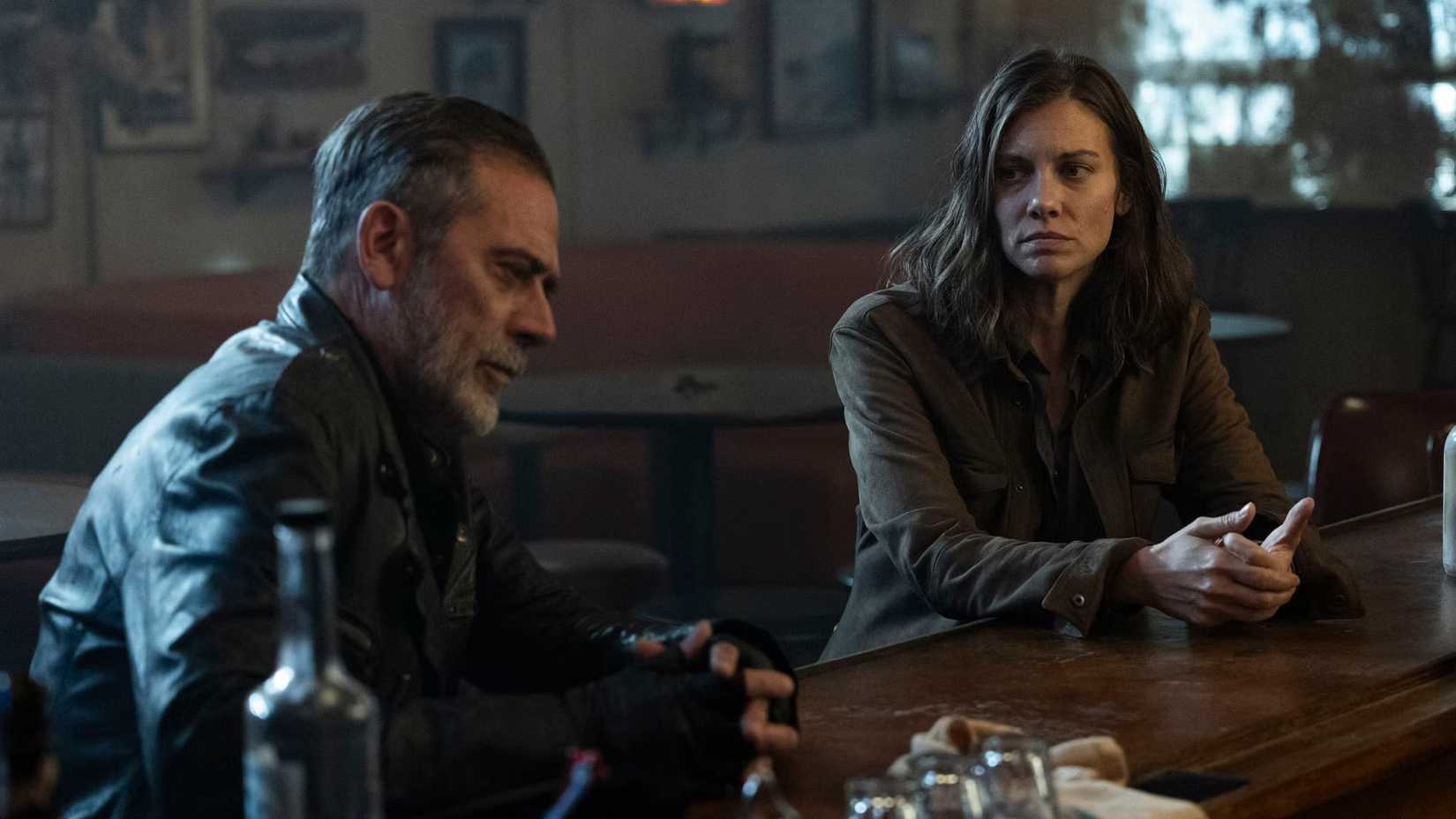 Negan (Jeffrey Dean Morgan) and Maggie (Lauren Cohan) at a bar in The Walking Dead: Dead City