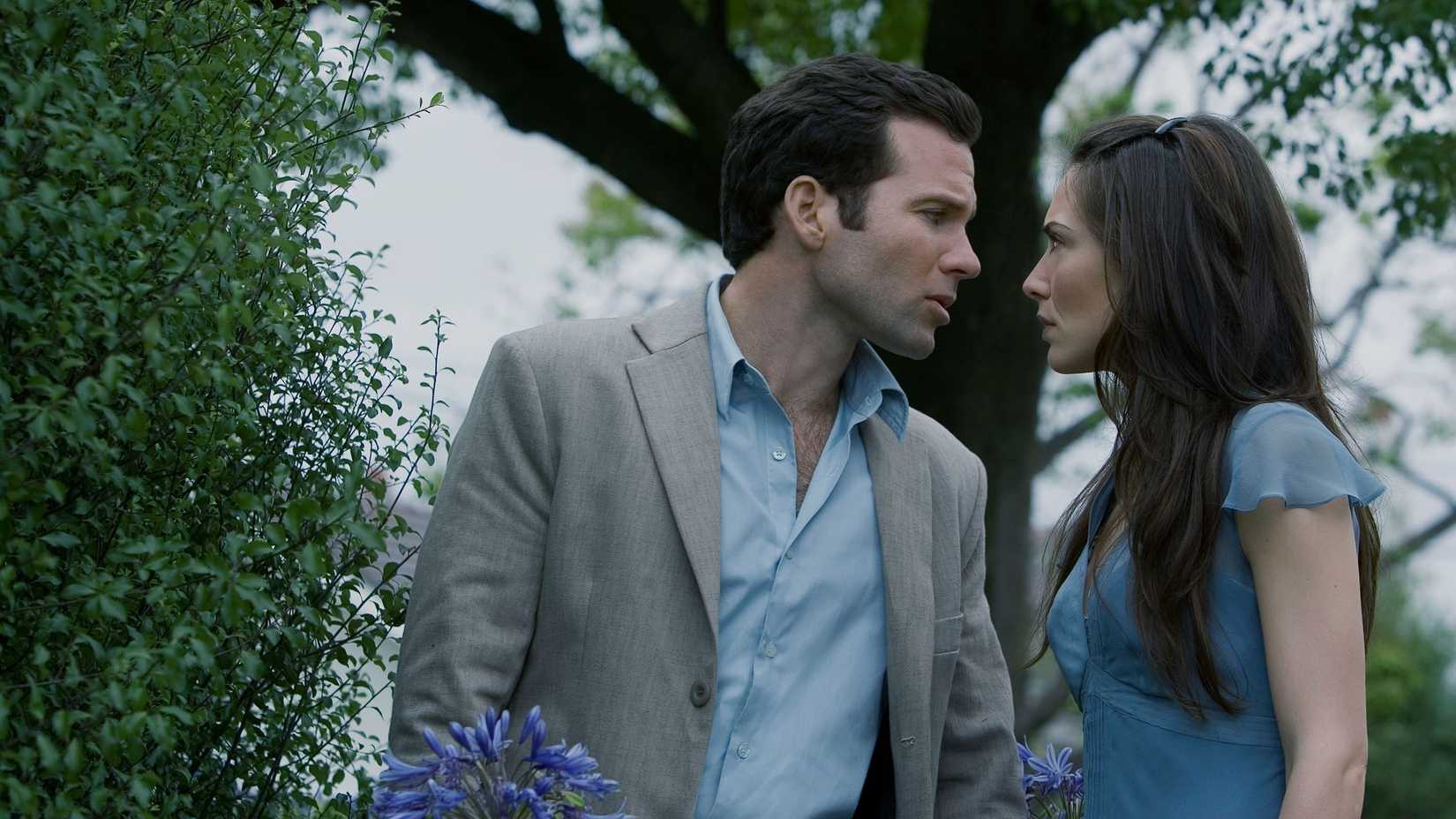 Claire Forlani and Eion Bailey as the unnamed couple looking into each others eyes in Crouch end in Nightmares & Dreamscapes: From the Stories of Stephen King.