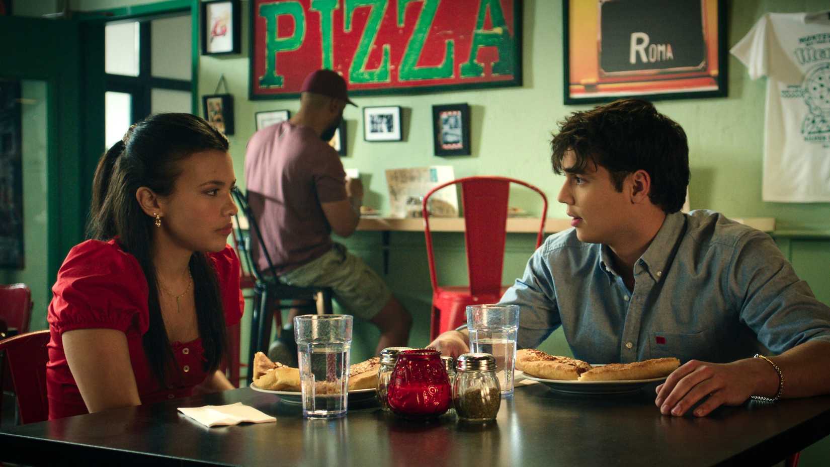 Nikki Rodriguez as Jackie Howard, Naveen Paddock as Elliot in episode 310 of My Life with the Walter Boys in the pizza parlor 