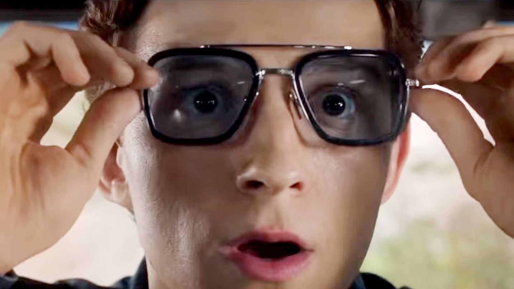 Peter Parker experimentando os óculos EDITH em Homem-Aranha: Longe de Casa