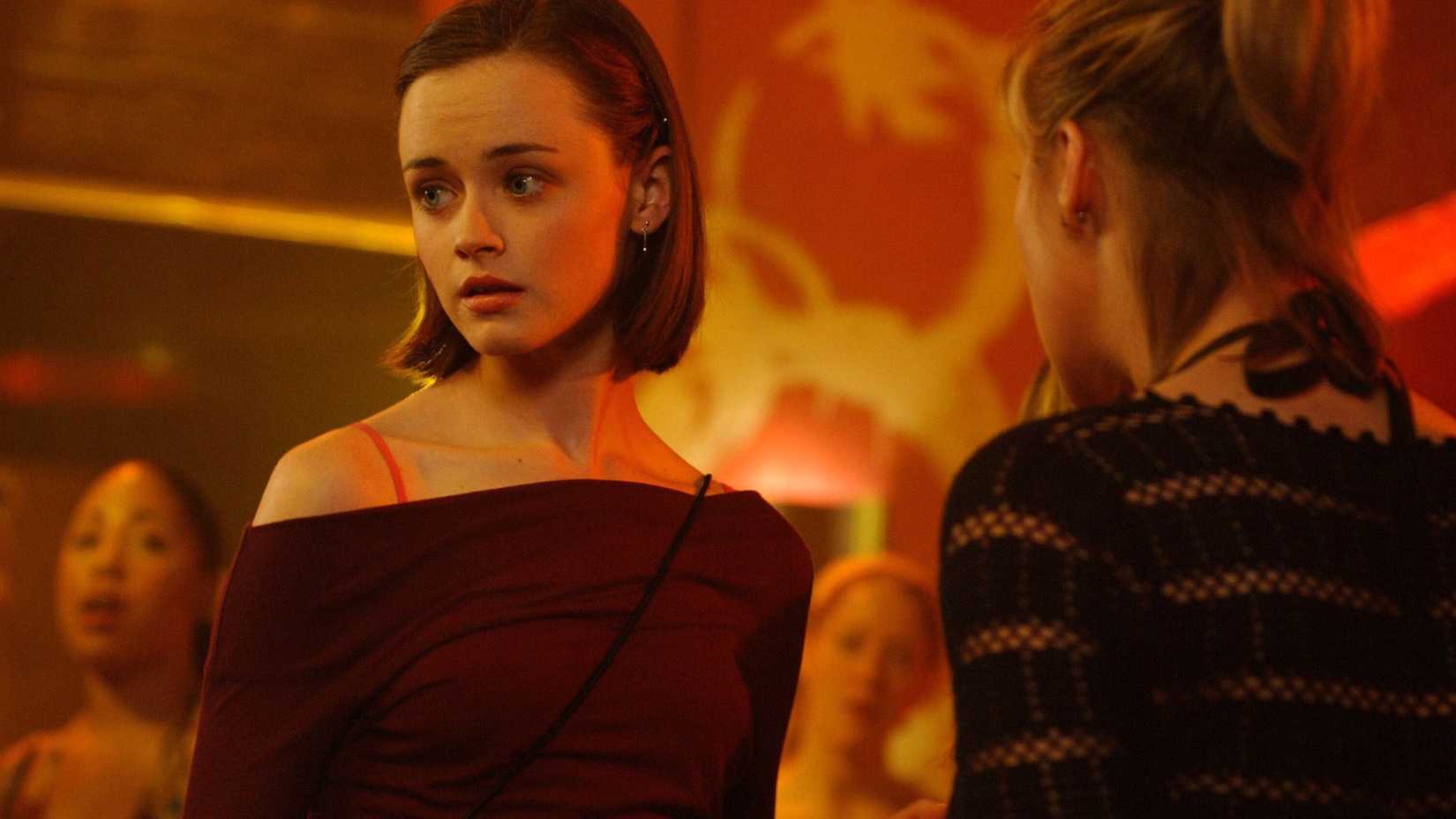 Rory (Alexis Bledel) on a dancefloor in Gilmore Girls season 4