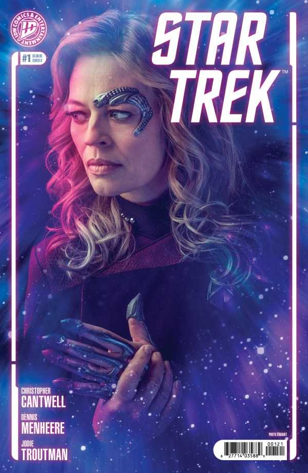 Seven of Nine holds her hand in Star Trek #1 comic cover by IDW Entertainment