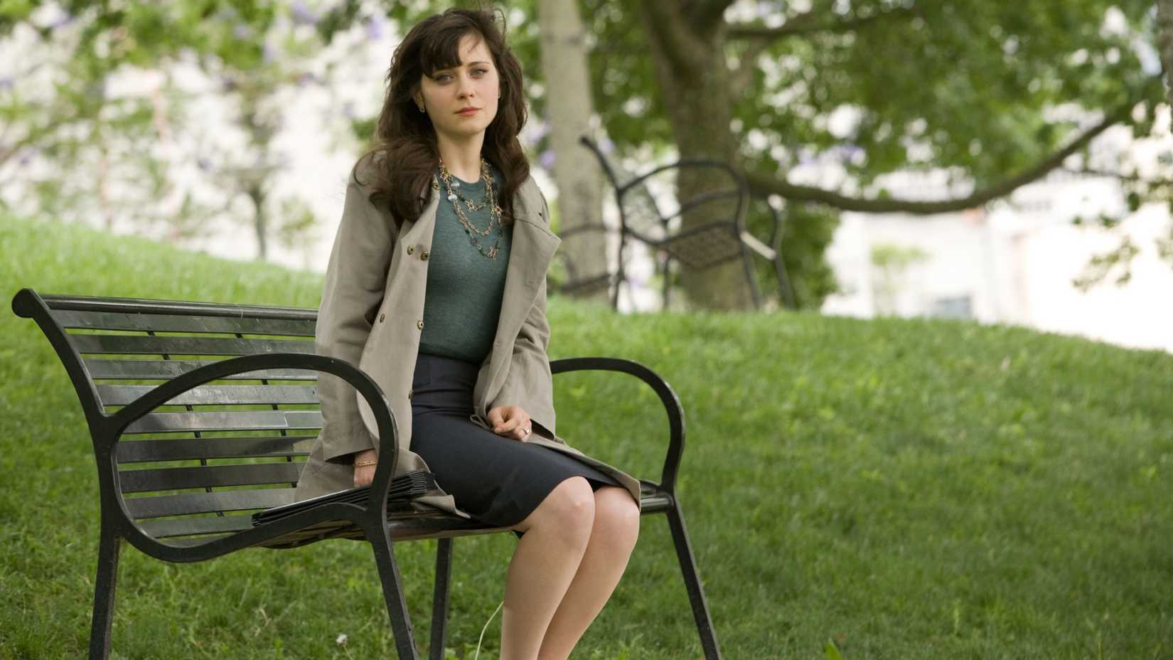 Summer sitting on a bench at the end of 500 Days of Summer.