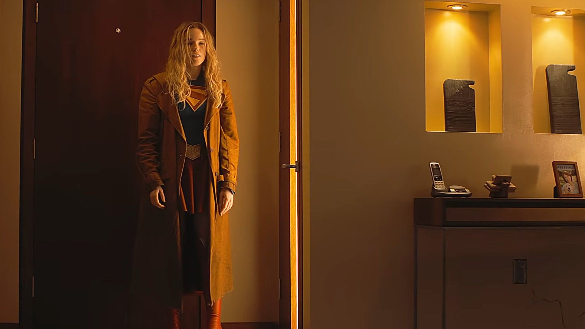 Supergirl entering Clark Kent's apartment in Supergirl.
