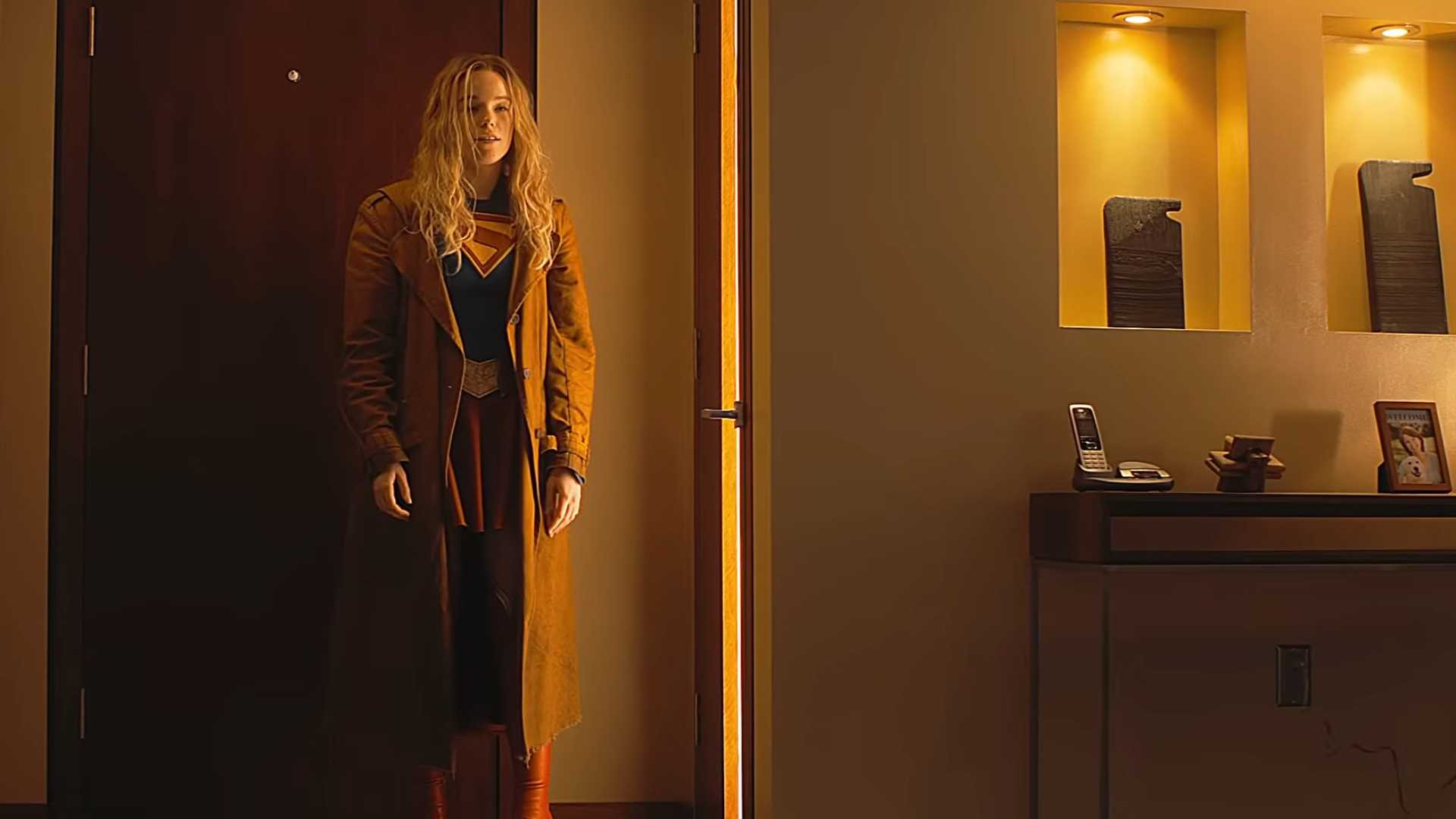 Supergirl entering Clark Kent's apartment in Supergirl.