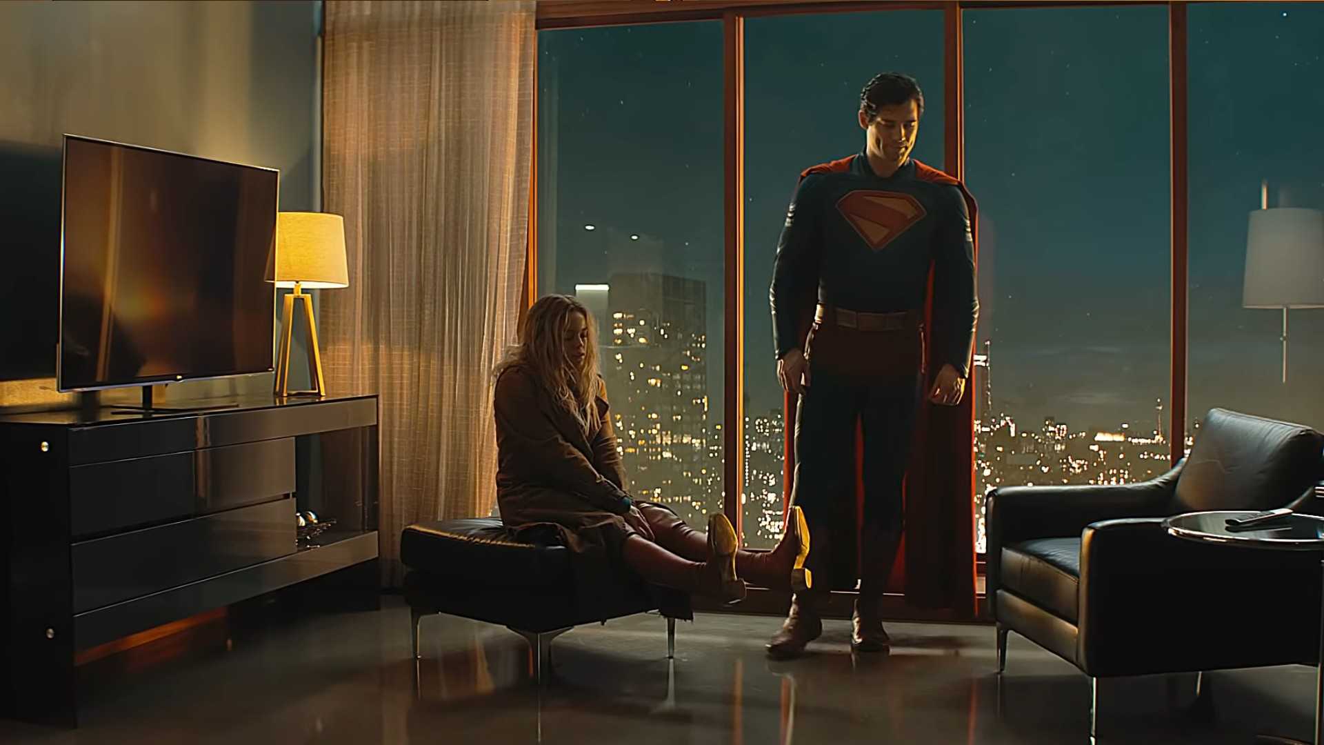 Superman and Supergirl talking in Clark Kent's living room in Supergirl.