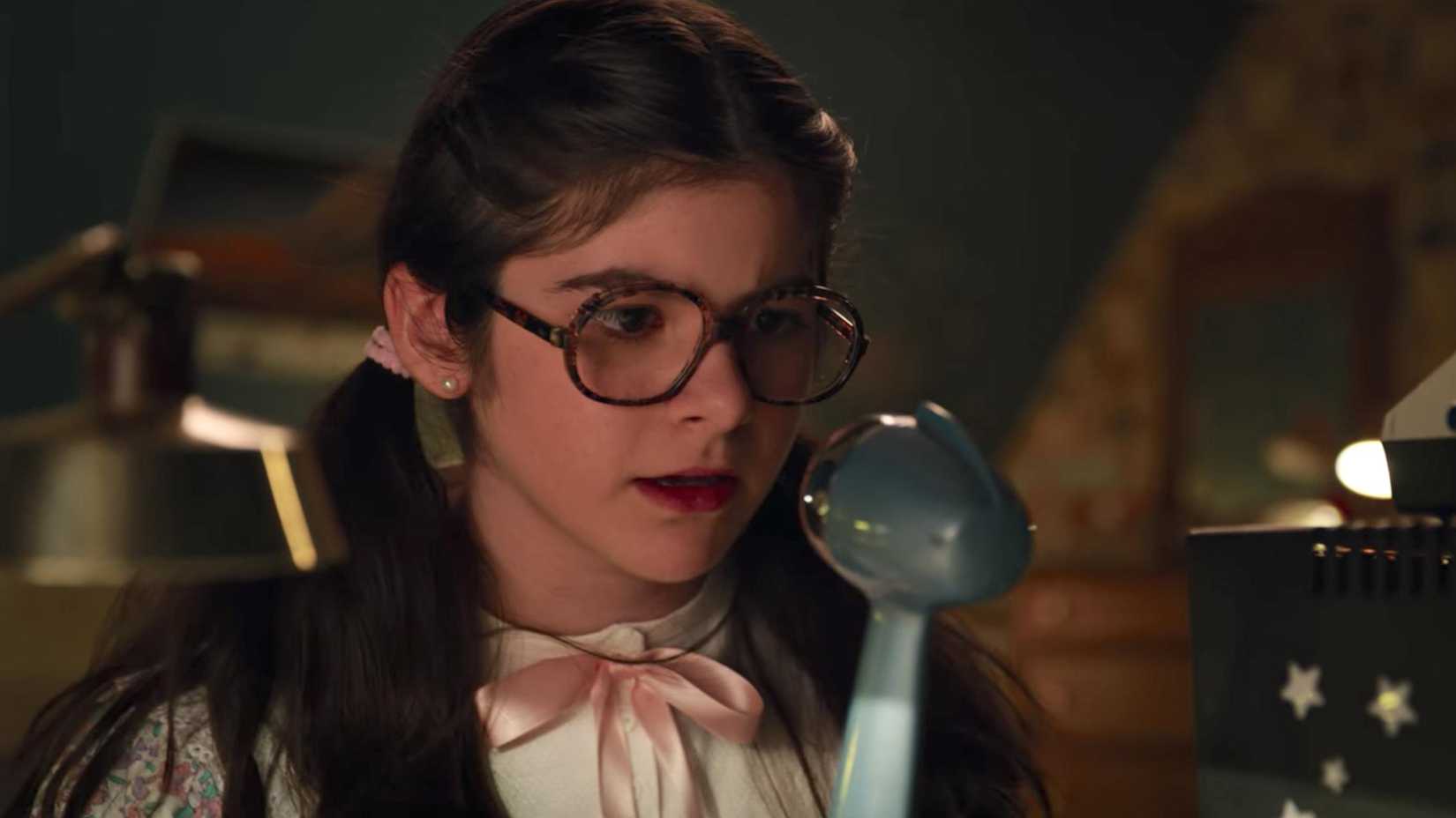 Suzie in front of a mic in Stranger Things season 3