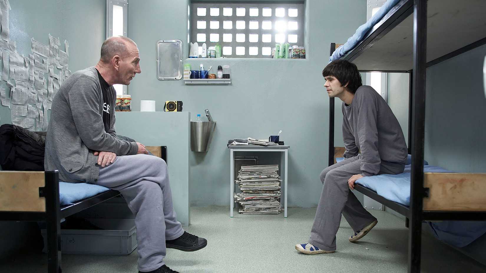 Ben (Ben Whishaw) and Hooch (Pete Postlethwaite) talking to one another in their prison cell in Criminal Justice.