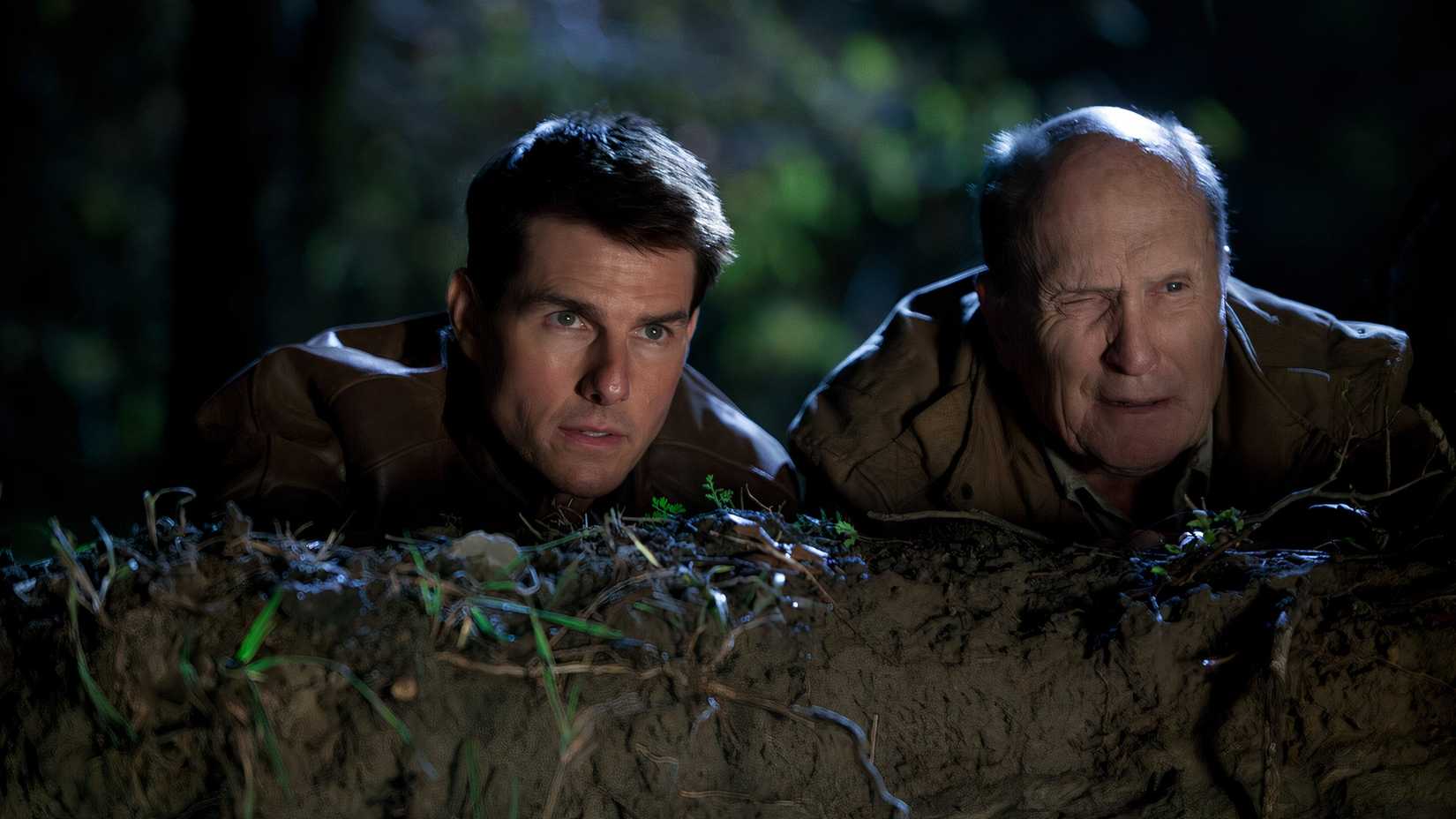 Tom Cruise and Robert Duvall looking from behind cover in Jack Reacher (2012)