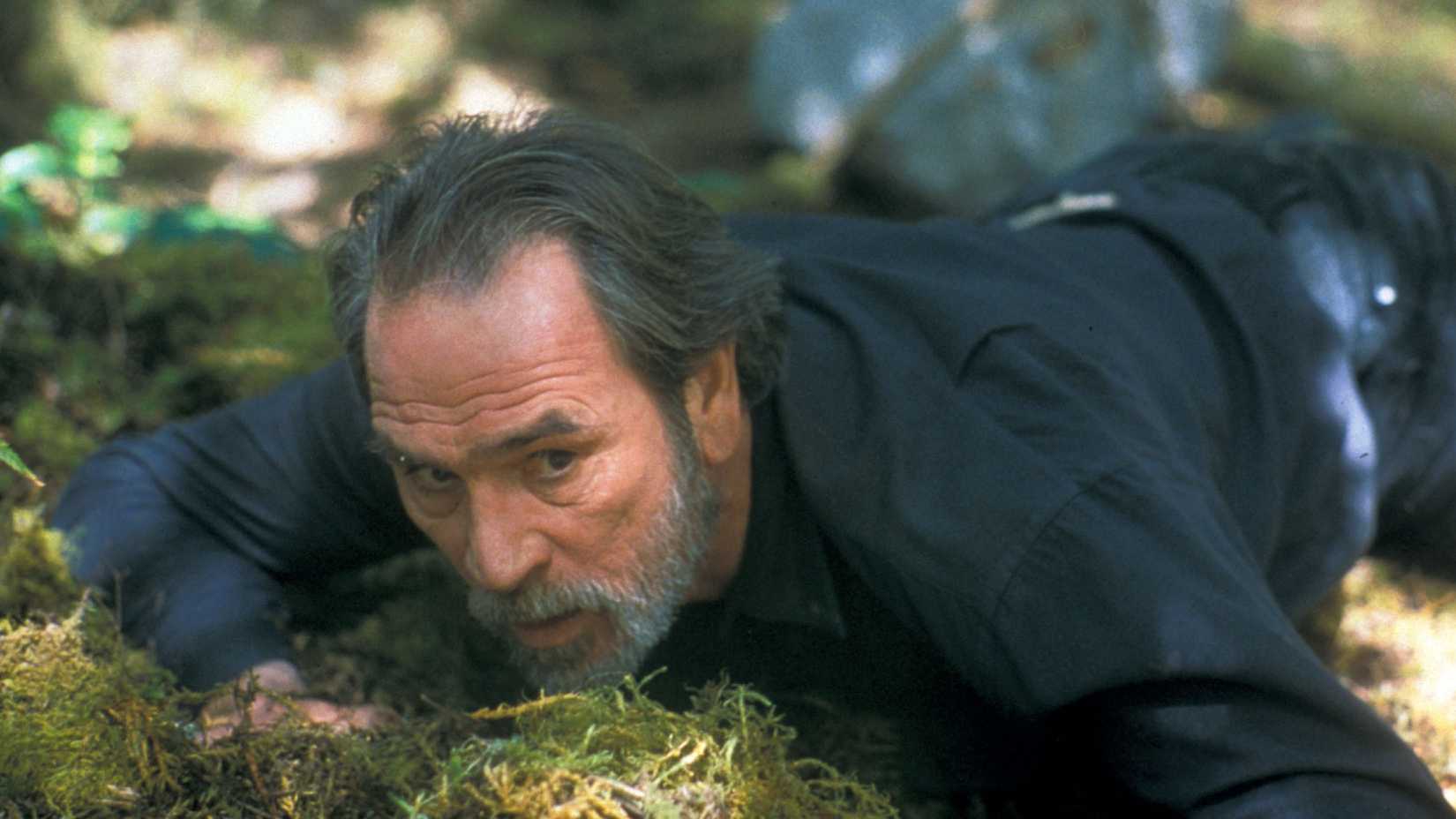 Tommy Lee Jones crawling on the ground as Bonham in The Hunted