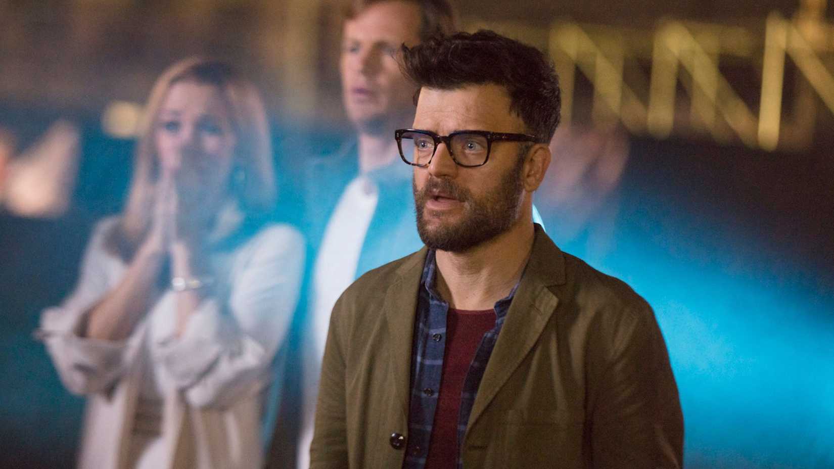 Kevin Weisman looking surprised in Runaways