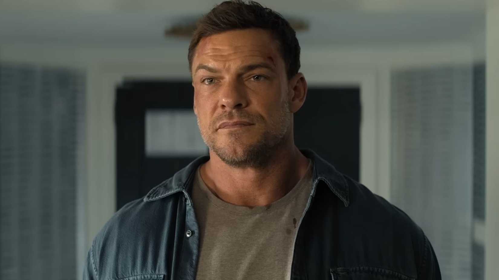 Alan Ritchson as Jack Reacher, looking unimpressed