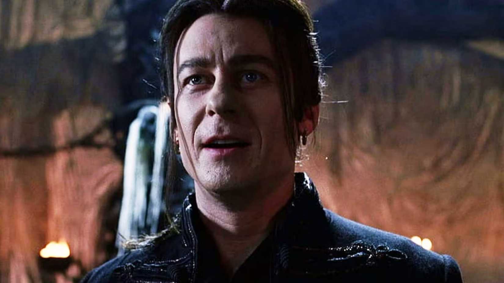 Dracula looks on in Van Helsing