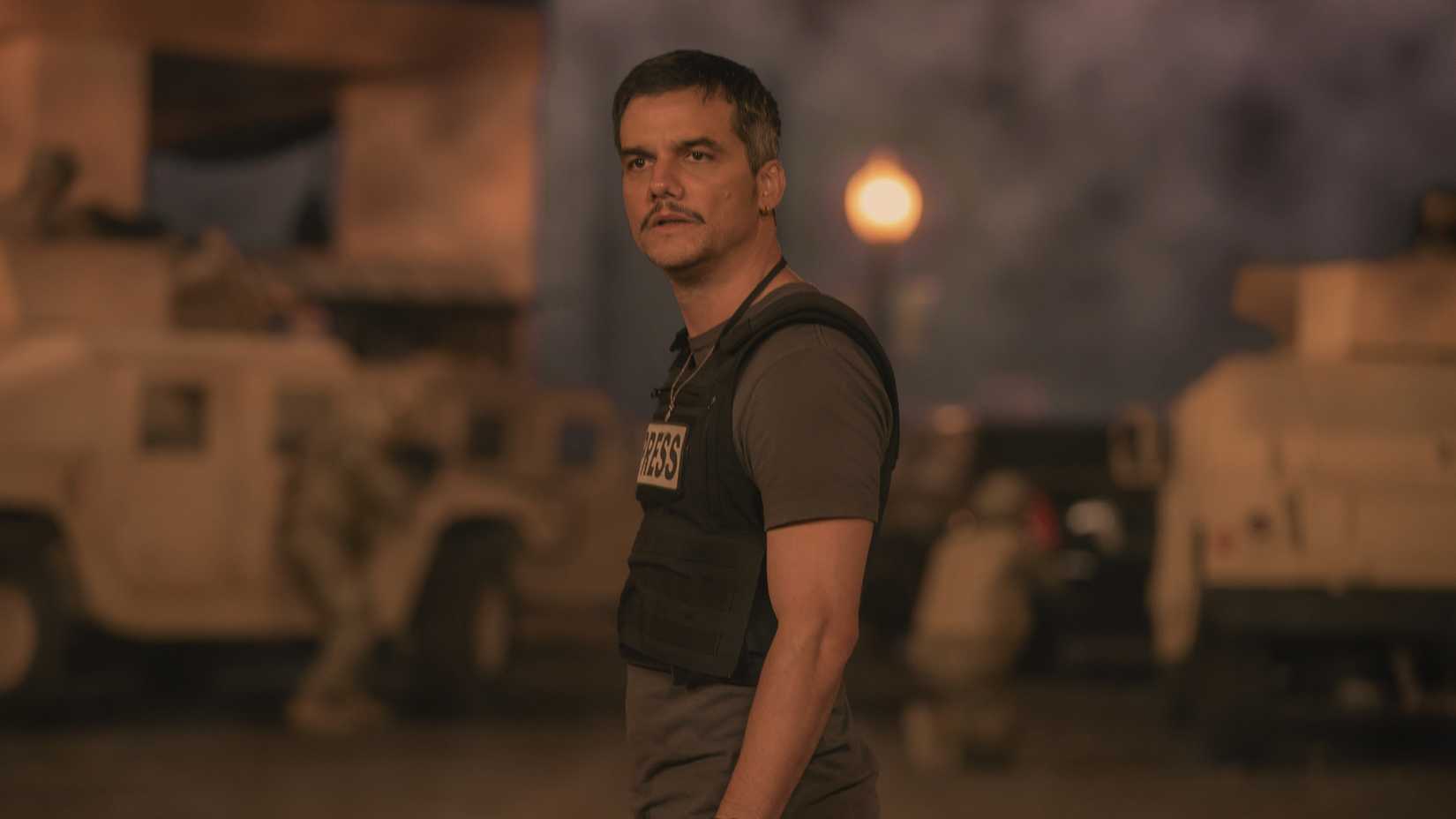Wagner Moura in a press vest in Civil War