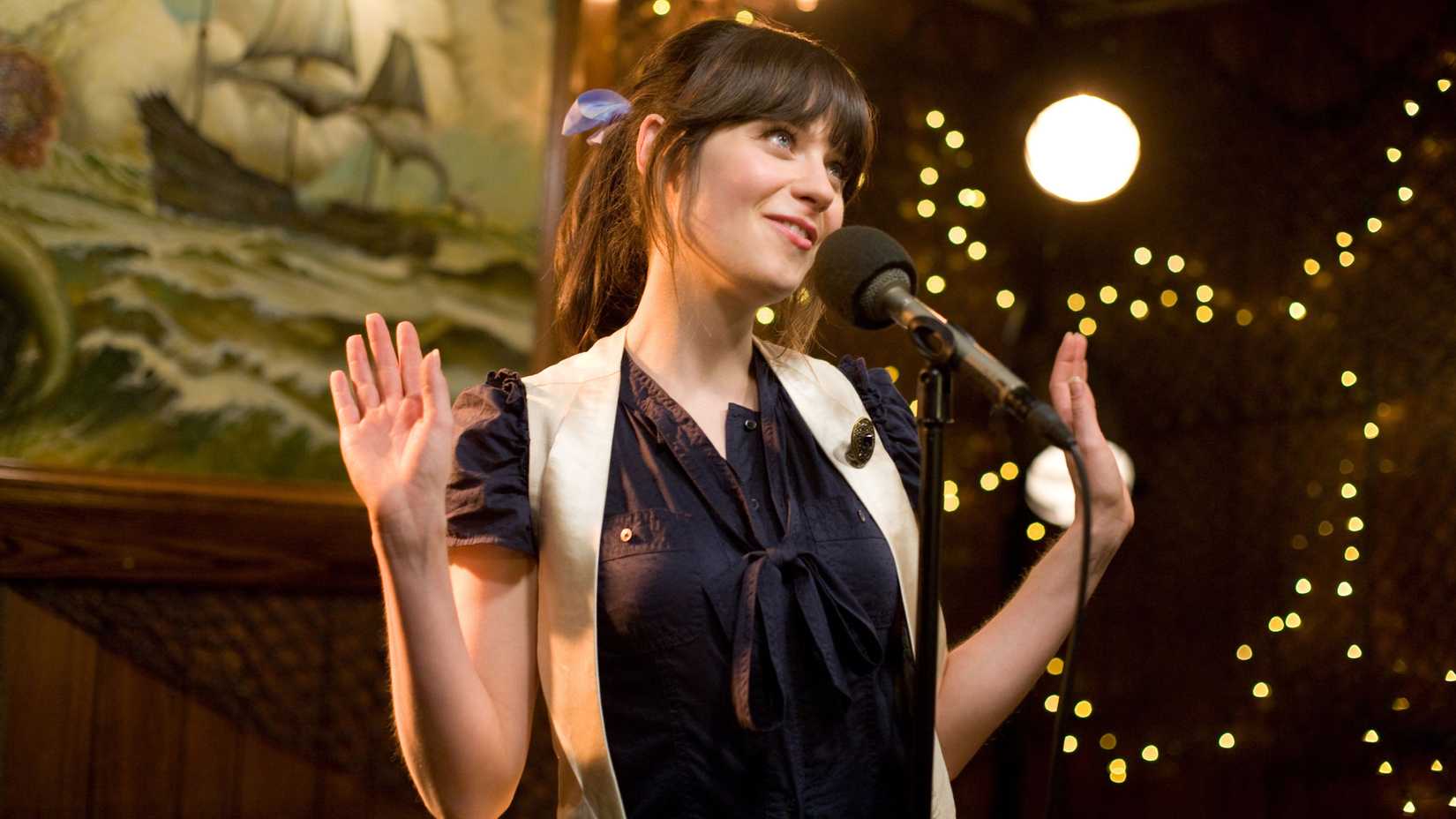 Summer performing on stage in 500 Days of Summer