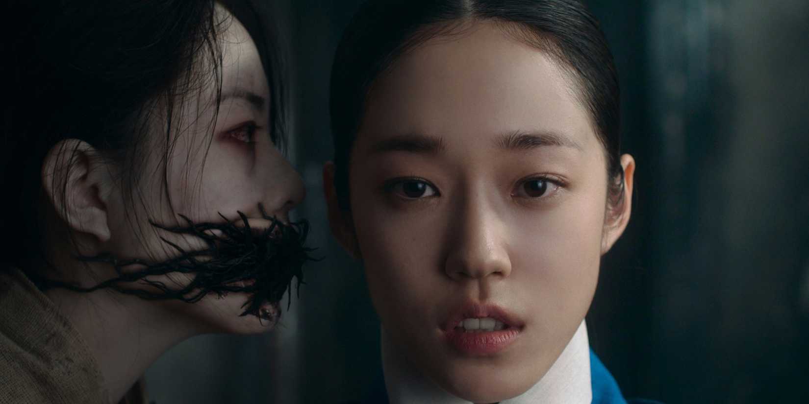 A ghost whispering to Saeng-gang in The East Palace