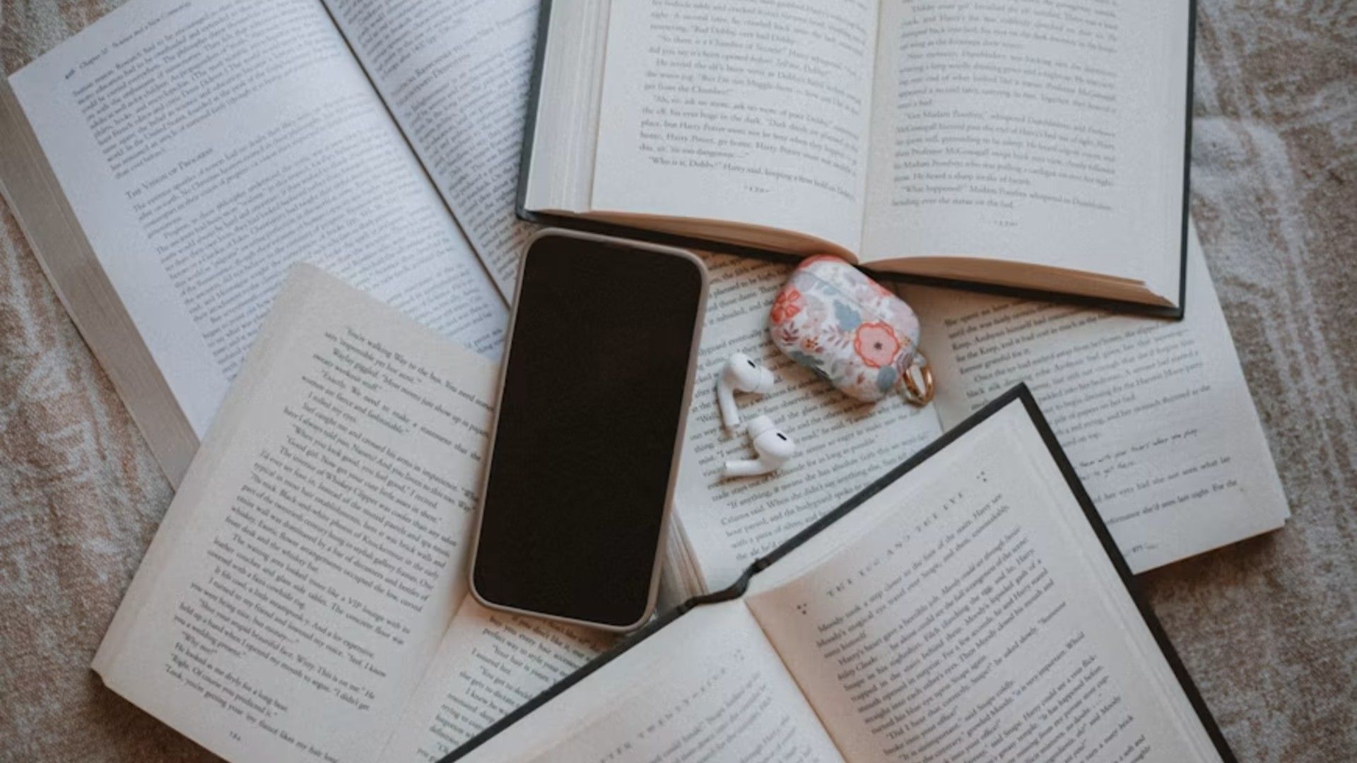 6 Audiobook Narrators With 10/10 Perfect Voices image