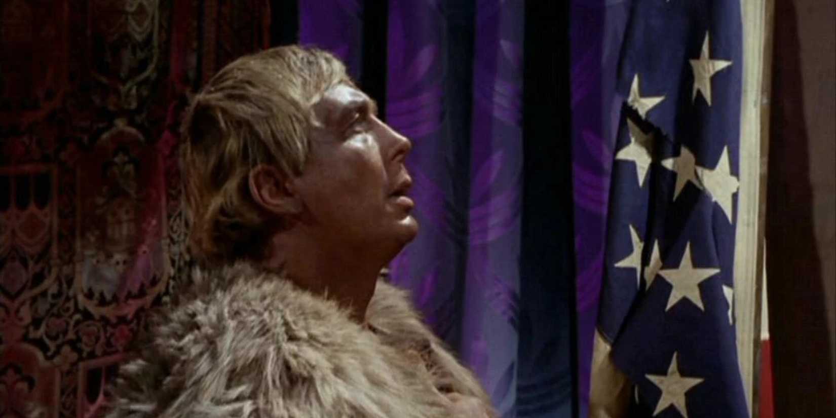 A Yang worshipping the US flag in Star Trek