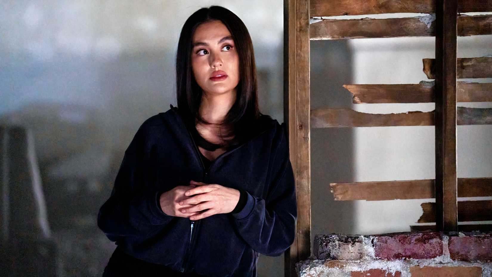 Agnez Mo as Lila holding a blade in Reacher season 4 episode 5