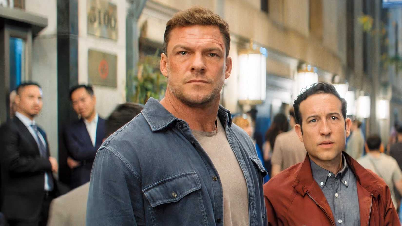 Alan Ritchson is staring at something in Reacher season 4