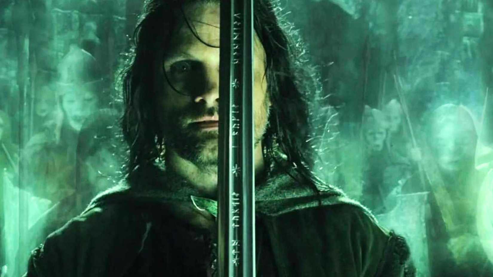 Aragorn holding Anduril in The Lord of The Rings The Return of the King
