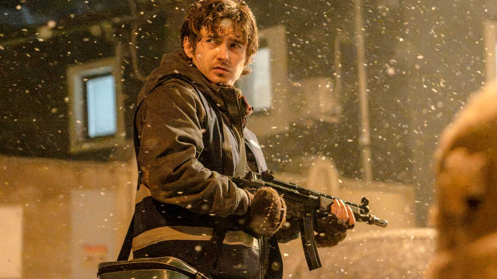 Остін Абрамс тримає пістолет і нервово озирається в Resident Evil 2026