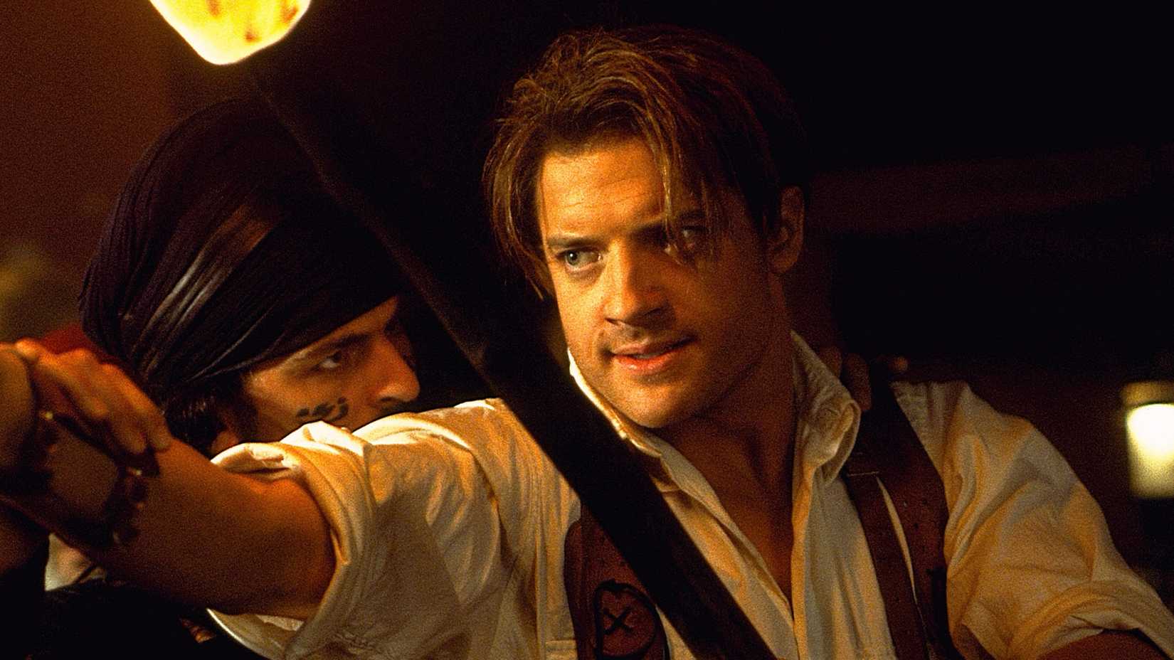 Brendan Fraser pointing a gun as Rick O'Connell in The Mummy
