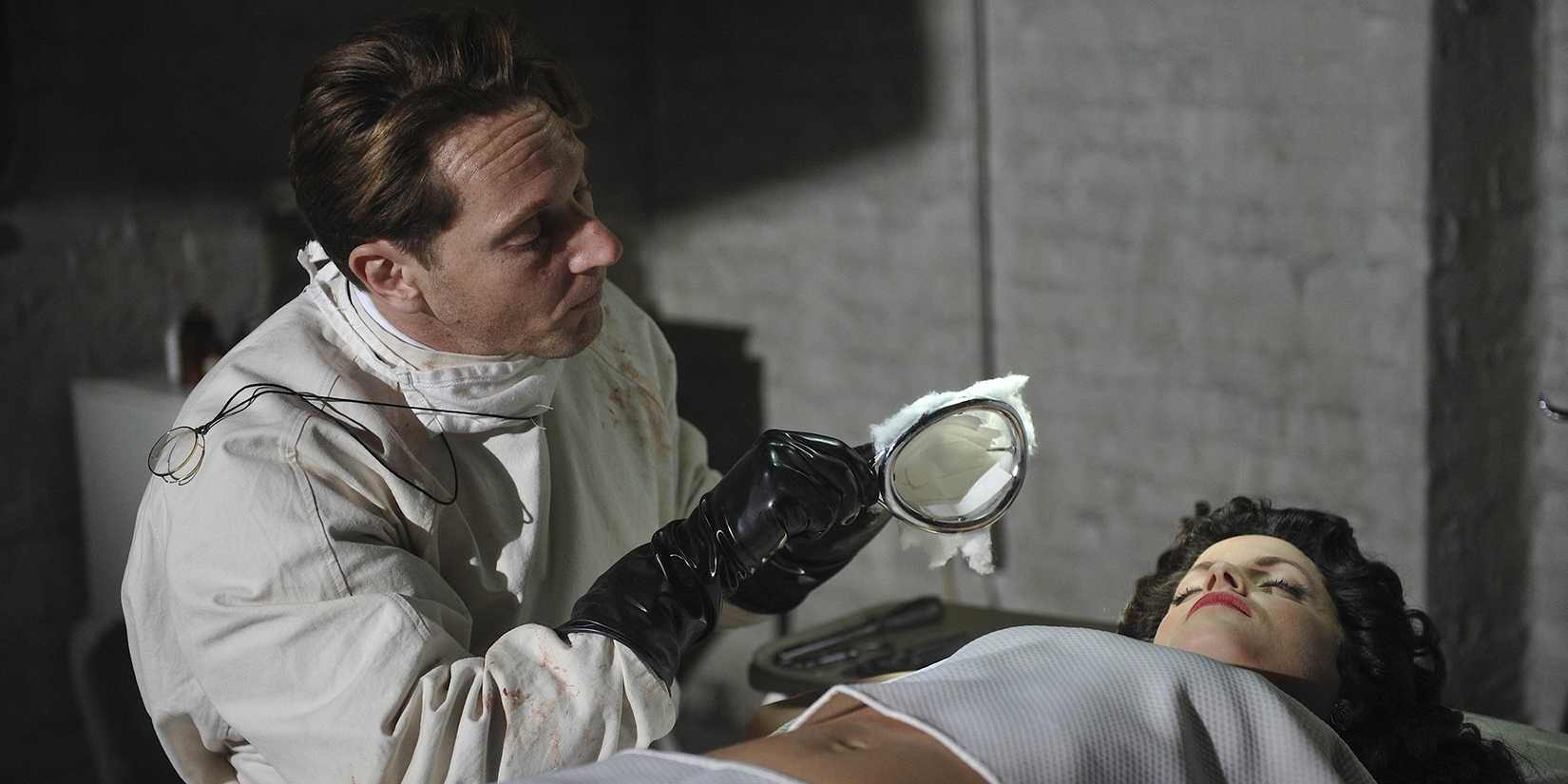Charles Montgomery and Elizabeth Short in American Horror Story Murder House