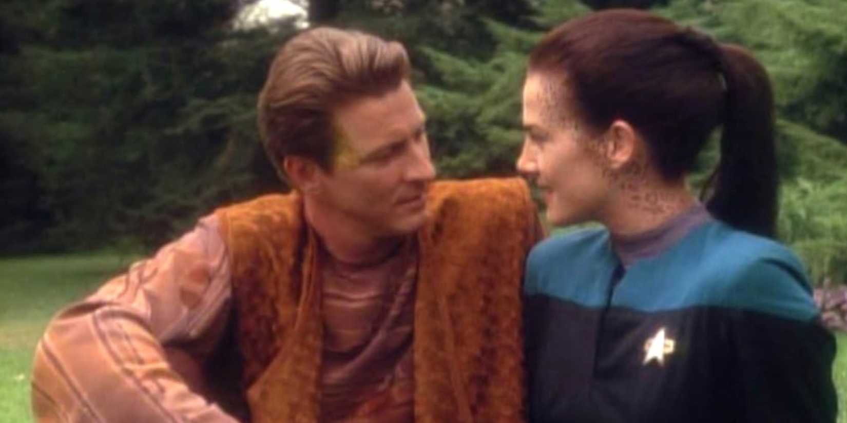 Dax and Deral gazing lovingly into one-anothers eyes in Star Trek DS9