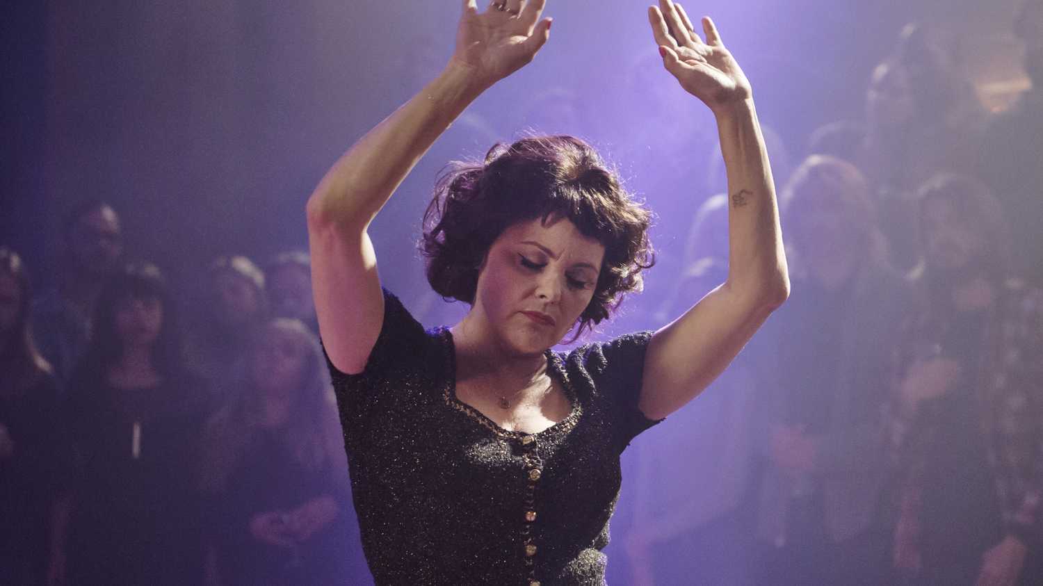 Sherilyn Fenn’s Audery Horne dancing in front of a crowd in Twin Peaks