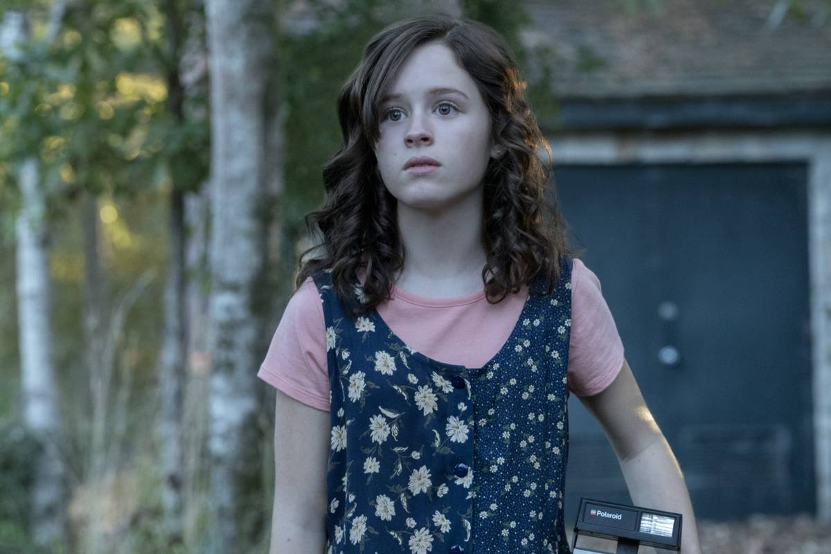 Haunting of Hill House cast exploring the gothic mansion corridors