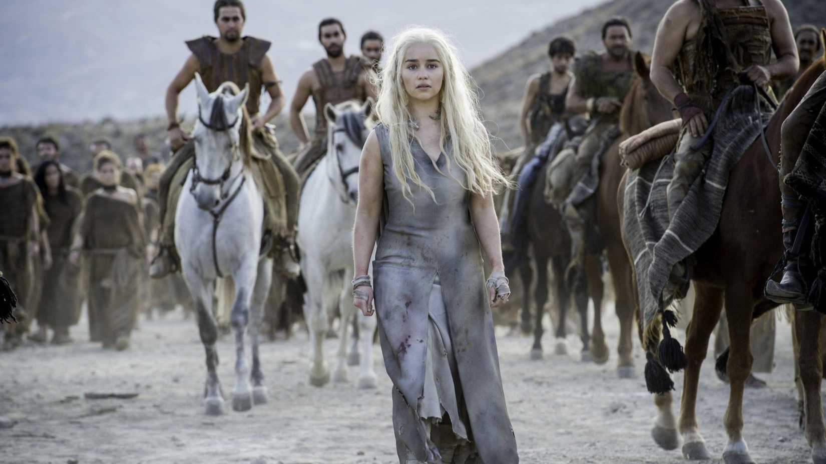 Game of thrones emilia clarke daenerys walking through desert