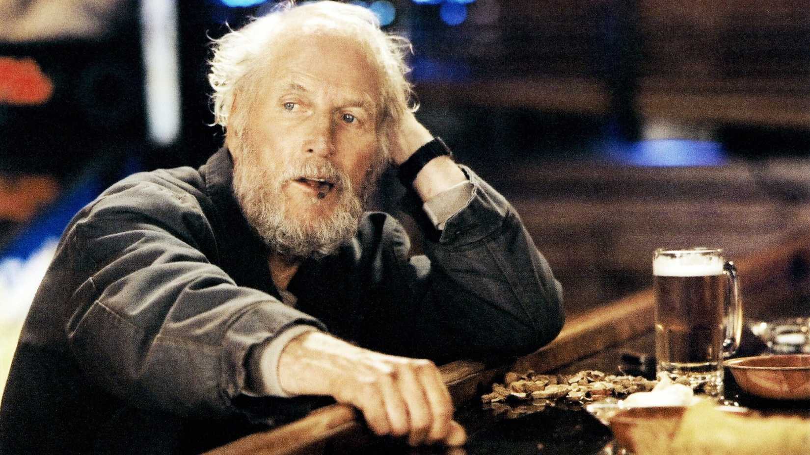 Paul Newman as Max Roby smoking a cigar and sitting at a bar in Empire Falls.