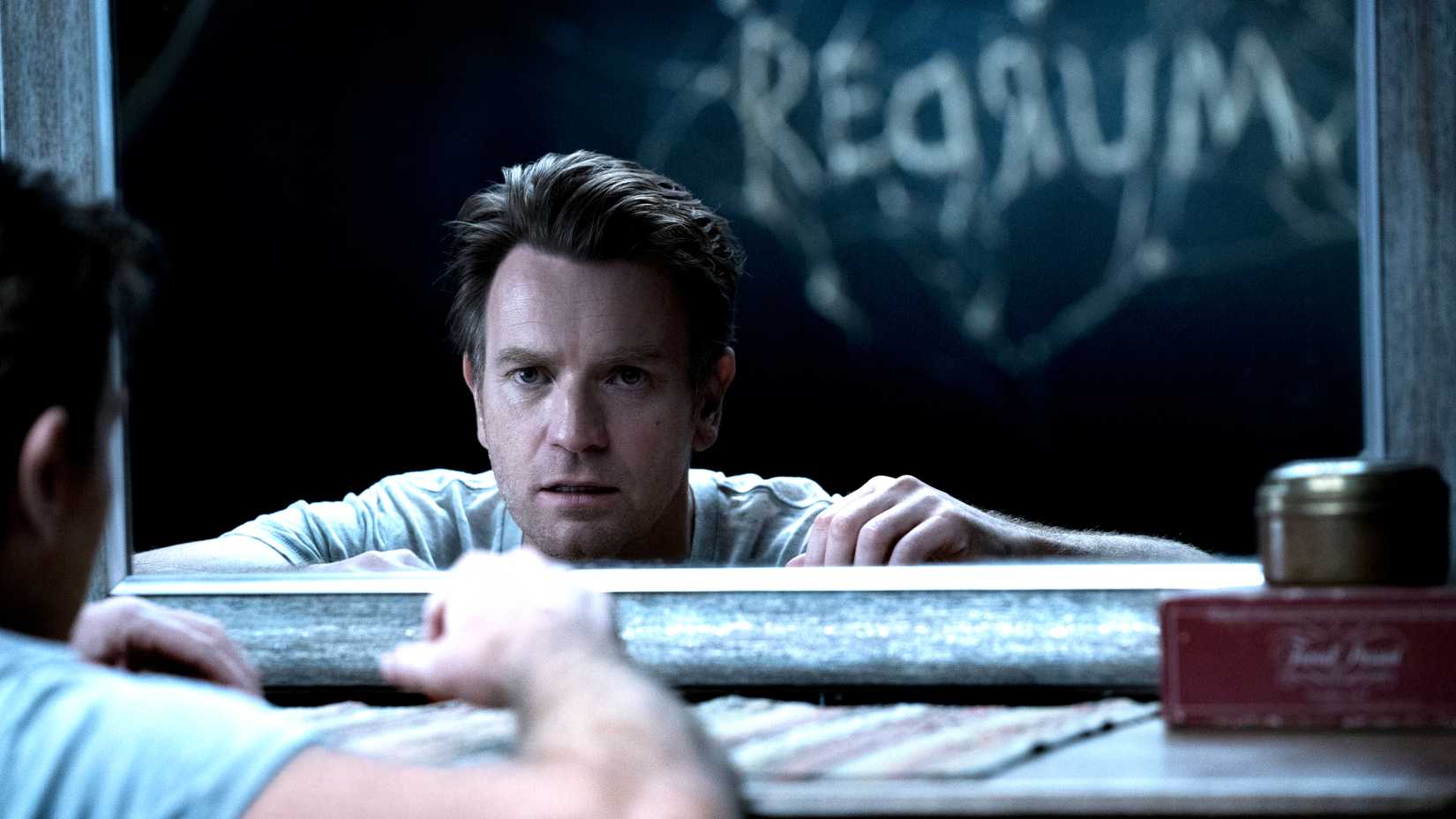 Ewan McGregor's Danny seeing Redrum in the mirror behind him in Doctor Sleep