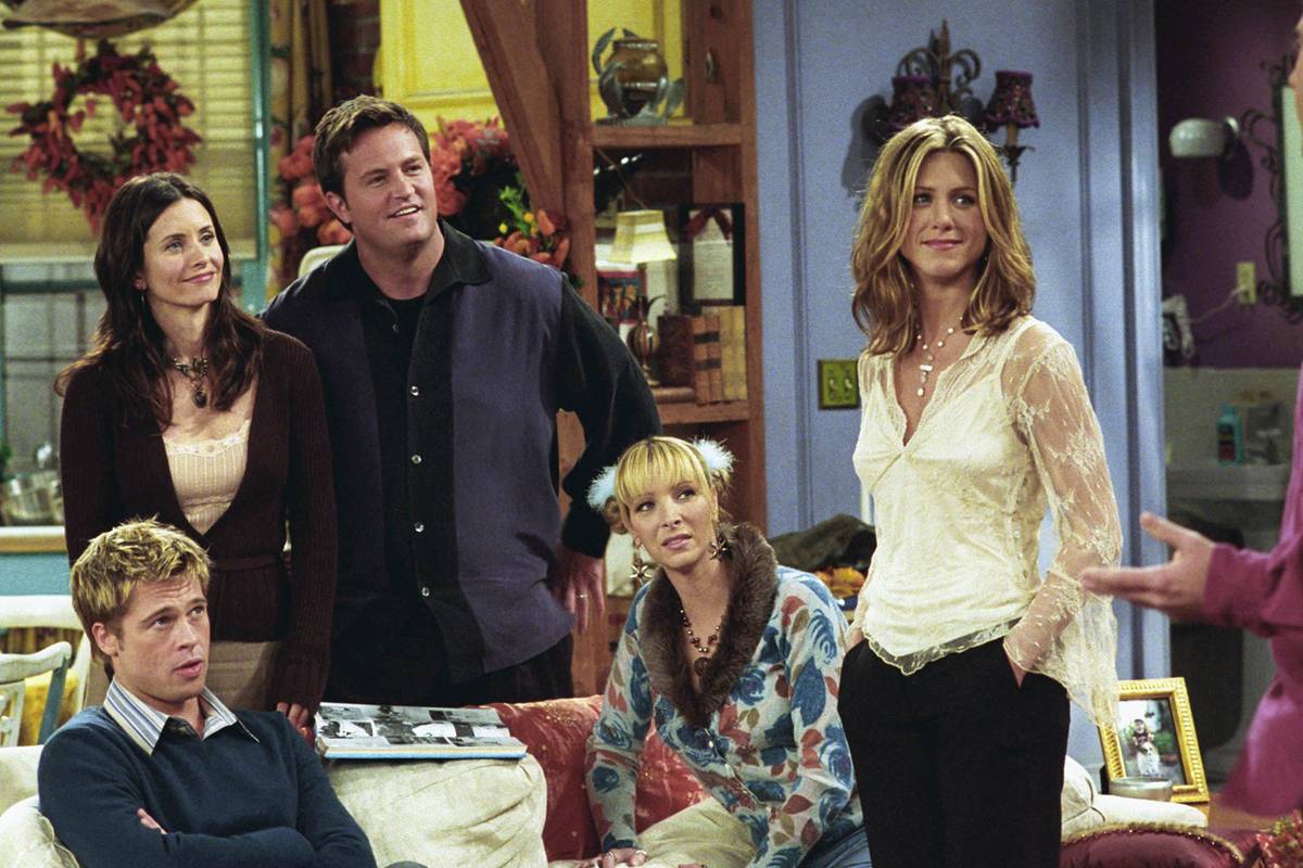 Cast of Friends vs Seinfeld comparison illustrating their legendary 1990s television rivalry