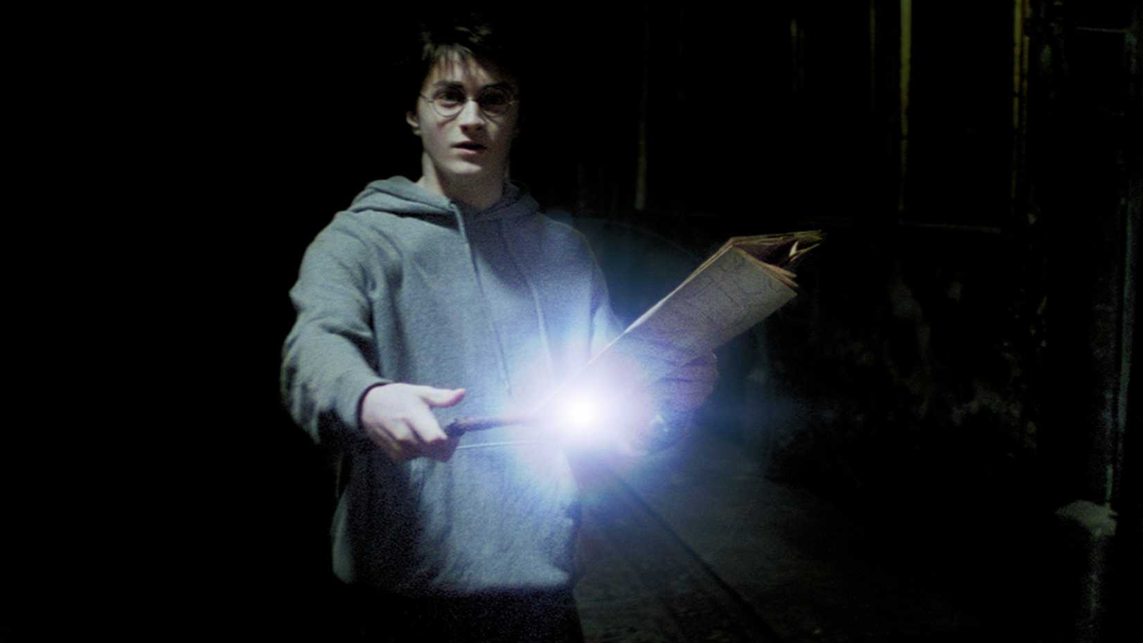 Harry Potter Casts Lumos